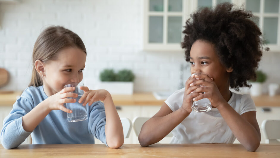 kids drink water